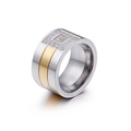 Zweifarbiger breiter Ring aus Titanstahl mit quadratischem Mikropavé-Zirkoniastein - US 6 / Ingwergelb (KR47980-K)