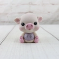 Détail de la figurine de porcelet floquée avec bavoir violet et texte de paix argenté - Rose Yeux Ouverts - Paix