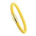 Geflochtenes gelbes Lederarmband mit goldenem Magnetverschluss auf weißem Hintergrund - Gelb