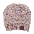 Dettaglio ravvicinato del berretto in maglia mista con toppa in pelle e trama intrecciata - M (56-58cm) / Rosa