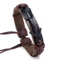 Detalle de pulsera vintage de cuero trenzado marrón con un dije de flecha metálica - Marrón