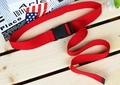 Detailopname van rode canvas tactische riem met zwarte kunststof snelsluiting gesp - Eén maat / Rood
