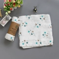 Couverture d'emmaillotage blanche en mousseline avec motif d'étoiles en coton bio - Étoile Bleue