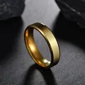Vista macro de anillo de acero inoxidable dorado con superficie pulida y bordes oblicuos - US 8 / 6mm de Ancho / Dorado