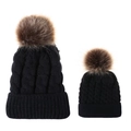 Eltern-Kind Strickmützen Set in Schwarz mit Kunstfellbommeln und Zopfmuster für den Winter - Eltern-Kind / Schwarz