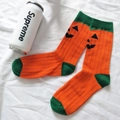 Detail von Halloween-Socken mit Kürbisgesicht in Orange und grünen Akzenten - 36-44 / Gelber Kürbis