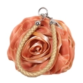 Detalle del elegante bolso de seda naranja con asas tejidas metálicas y tela de satén brillante - Dorado