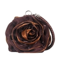 Detalle de bolso de fiesta con rosa de seda marrón oscuro y pétalos metalizados - café