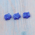 Graziosi ciondoli a forma di maiale in opale blu con foro da 1,5 mm per gioielli - Blu