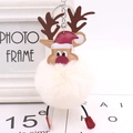 Dettaglio di un portachiavi natalizio a forma di renna in peluche con anello in metallo - Bianco Sporco