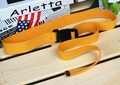 Macro-opname van gele nylon geweven riem met een zwarte kunststof kliksluiting - Eén maat / Geel