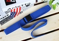 Detail van donkerblauwe geweven riem met zwarte plastic gesp op houten dienblad - Eén maat / Blauw