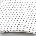 Lange en mousseline douce avec motif minimaliste X et O noirs sur tissu blanc pur - Motif X et O
