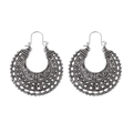 Dettaglio di orecchini boho in argento con intricata trama floreale intagliata - Argento Antico (02 Argento Antico 3574)