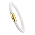 Geflochtenes weißes Lederarmband mit poliertem goldenem Magnetverschluss vor weißem Grund - Weiß
