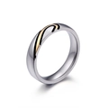 Anello moderno in acciaio per coppia con motivi ondulati neri e oro su finitura argento - Taglia 7 / Stile Donna