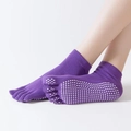 Calze da yoga viola a cinque dita con gommini antiscivolo per donna su sfondo bianco - Punta Completa-Tinta Unita / Viola scuro