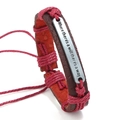 Bracciale in pelle intrecciata rossa e marrone con placchetta in metallo incisa unisex - Rosso Scuro