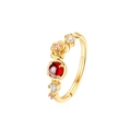Anillo de plata 925 con gema roja y detalles de rosa dorada sobre fondo blanco - Abierto Ajustable / Rojo Granate