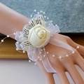 Bracelet de fleurs en satin ivoire avec dentelle et perles pour mariage et fête - Crème