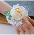 Detail der champagnerfarbenen Satin-Rose-Handgelenksblume mit Spitze und Perlen - Cremeweiß