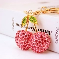 Porte-clés cerise scintillant avec strass et détails dorés pour sacs à main de femme - Emballage individuel en sac OPP / Rose