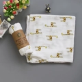 Couverture d'emmaillotage bébé en mousseline de coton bio motif girafe 120x120cm - Girafe
