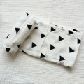 Couverture d'emmaillotage en mousseline à motifs triangles noirs en gaze de coton - Triangulaire