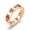 Bague en acier titane or rose avec chiffres romains et diamants sur fond blanc - US 6 / Or rose