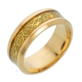 Vista macro de anillo de acero inoxidable dorado con grabado de nudo celta detallado - Talla 5 / Patrón de Dragón Dorado