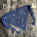 Detalle de chal de playa azul tejido a ganchillo con conchas blancas y con flecos - Talla única / Azul