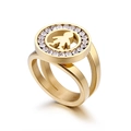 Anillo de acero de titanio dorado con motivo de niño circular y pavé de cristales finos - US 7 / Dorado (KR47893-K)