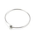 Minimalistische open armband van gepolijst roestvrij staal met een stijlvolle bolsluiting - Staalkleur