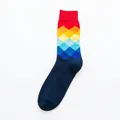 Mittelhohe Baumwollsocken mit rot-gelb-blauem Rautenmuster und Farbverlauf - Einheitsgröße / Roter Bund Marine Argyle