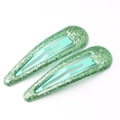 Paio di fermagli per capelli verde brillante con glitter per bambini su sfondo bianco - Verde