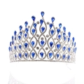 Dettaglio corona argentata con gemme blu a goccia e strass brillanti incastonati - Base Argento Pietra Blu Reale