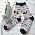 Detailansicht der Halloween-Mumiensocken mit gelben Augenmustern und Querstreifen - 36-44 / Hellviolette Mumie