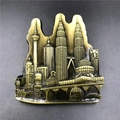 Detalle de imán de nevera 3D metálico con monumentos de Malasia en acabado bronce - Malasia
