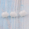 Tre simpatiche perline di maiale in opale bianco per gioielli fai da te su legno blu - Bianco