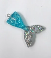 Detailweergave van een blauw en zilveren zeemeerminstaart hanger met glanzende schubben - Blauw Zilver