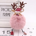 Dettaglio di un portachiavi a forma di renna in peluche rosa con cappello di Natale - Rosa Antico