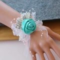 Corsage de poignet rose en satin vert lac avec perles blanches et rubans élégants - Bleu Sarcelle