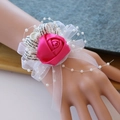 Corsage de poignet élégant avec rose en satin rose, rubans blancs et perles nacrées - Rose rose