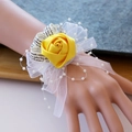 Eleganter gelber Satin-Rosen-Armschmuck mit weißem Netz und Perlen für Hochzeiten - Gold