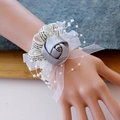 Eleganter silbergrauer Satin-Rosen-Handgelenkschmuck mit Spitze und Perlen für Brautjungfern - Silbergrau
