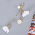 Dettaglio del ciondolo dorato per cellulare con perle bianche e pendenti floreali in tessuto - A062 Ciondolo Fiore Bianco