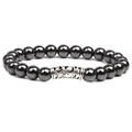 Bracciale magnetico da 8mm con perle nere e tubo traforato in argento su sfondo bianco - Stile a tubo curvo piccolo