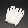 Detailopname van de zachte witte katoenen stof en textuur van ceremoniële handschoenen - Gloves