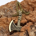 Viking bijlhanger ketting met raven gravure op een rustieke houten ondergrond - Antiek Brons