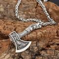 Viking bijl hanger ketting met Keltische wolf en raaf op getextureerde boom schors - Antiek Zilver